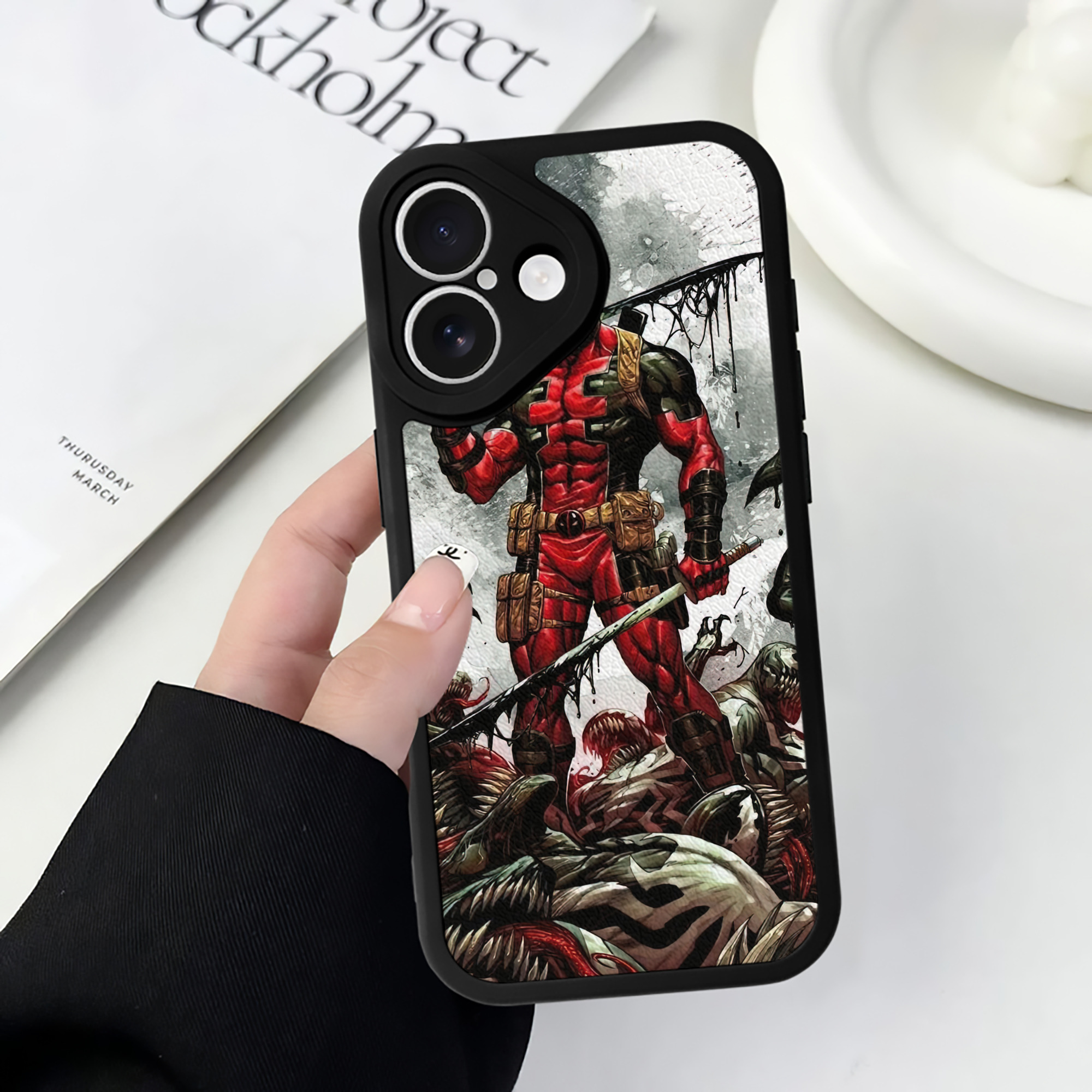 （画像用） Deadpool デッドプール 【iPhone 16シリーズ対応】シリコンスマホケース（レザー調） 材質：シリコン